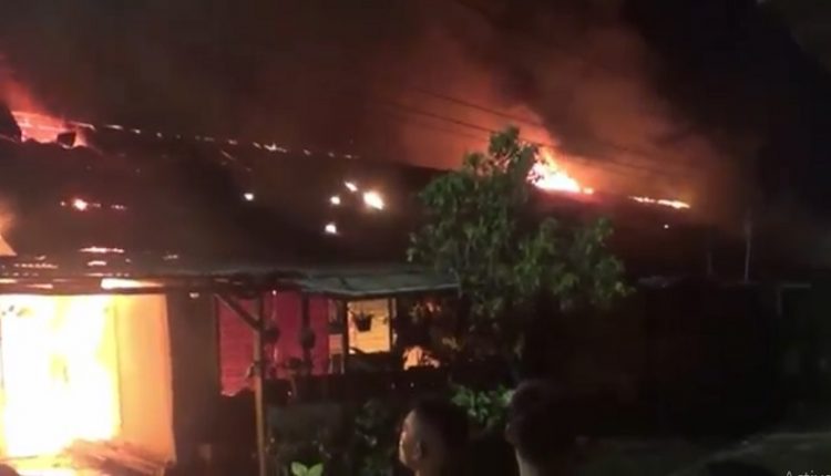 Kebakaran di asrama TNI Cengkeh, di Kecamatan Lubuk Begalung, Kota Padang, Rabu (11/8/2021) dini hari. (Foto: iNews/Budi Sunandar)