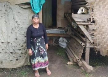Seorang nenek di Kabupaten Cianjur terpaksa tinggal satu atap dengan kandang domba. [Cianjurtoday.com]