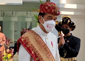 Presiden Jokowi berbaju adat Lampung. Foto: Dok. Laily Rachev-Biro Pers Sekretariat Presiden