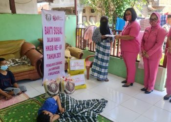 Ketua Bhayangkari Cabang  Simalungun, Ny. Dona Dedy memberikan sembako kepada warga yang berkebutuhan khusus atau disabilitas yakni, Ibu Suratmi (58).