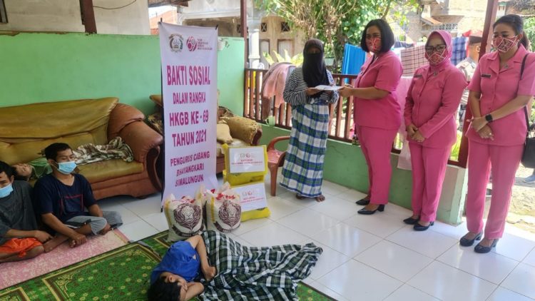 Ketua Bhayangkari Cabang  Simalungun, Ny. Dona Dedy memberikan sembako kepada warga yang berkebutuhan khusus atau disabilitas yakni, Ibu Suratmi (58).