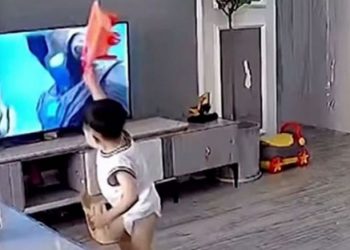 Seorang balita di Chengdu, China, melempar televisi dengan mainan hingga rusak untuk membantu superhero kesayangan Ultraman (Screengrab: Facebook)