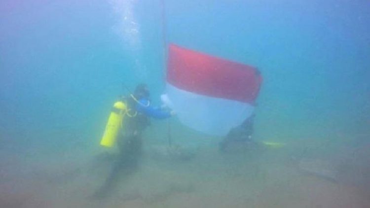 20 Penyelam TNI-Polri di Lhokseumawe Kibarkan Bendera Merah Putih di Dasar Laut