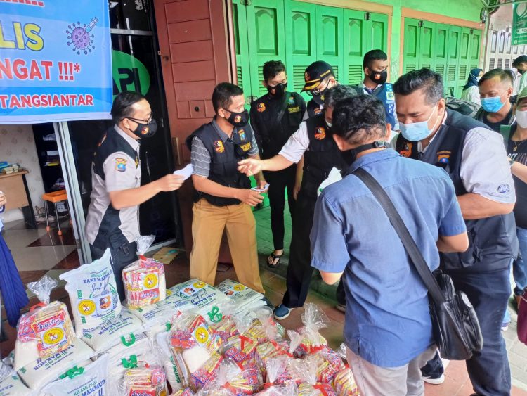 Bankom Garuda Pematangsiantar, menyalurkan seratus paket sembako kepada para jurnalis di Pematangsiantar, Minggu (22/8/2021) sore tadi, pukul 14.00 WIB.