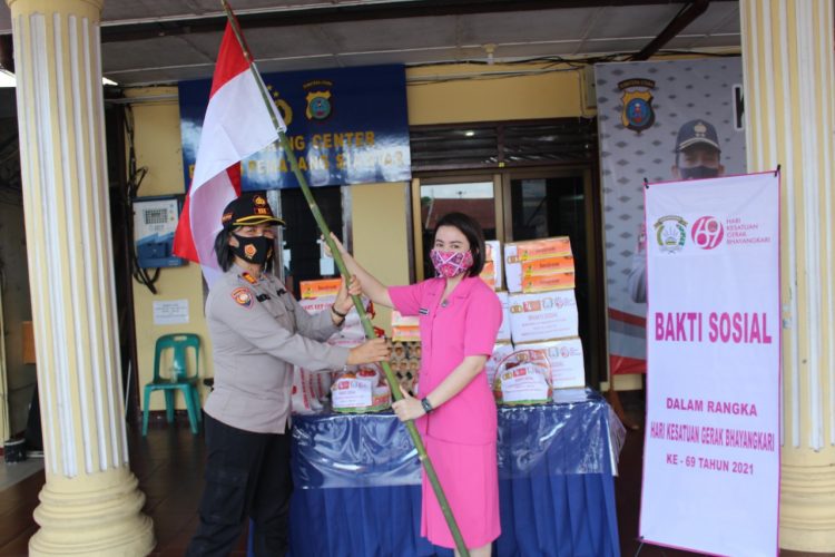 Ny. Fifi Boy Siregar bersama dengan saat  menyerahkan paket sembako secara simbolis  yang akan diberikan kepada personil Polres Pematangsiantar yang isolasi mandiri (Isoman) dan masyarakat kurang mampu yang terkena dampak Covid - 19, Jumat (6/8/2021) sore tadi,  pukul 14.00 WIB, di Aula Bhayangkari Polres Pematangsiantar.