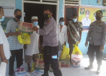 Suasana penyerahan paket semkabo dari Kapolda Sumut kepada perwakilan warga.