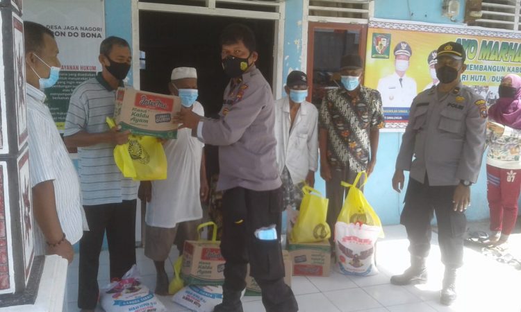 Suasana penyerahan paket semkabo dari Kapolda Sumut kepada perwakilan warga.