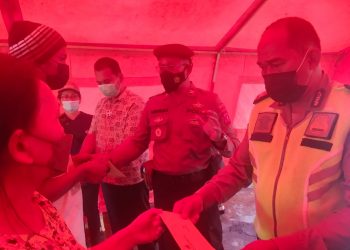 Kapolda Sumut melalui Kapolsek Parapat, IPTU Hosea Ginting, menyampaikan turut prihatin dan memberikan bantuan kepada korban kebakaran yang terjadi pada Kamis (26/08/2021) pagi lalu.