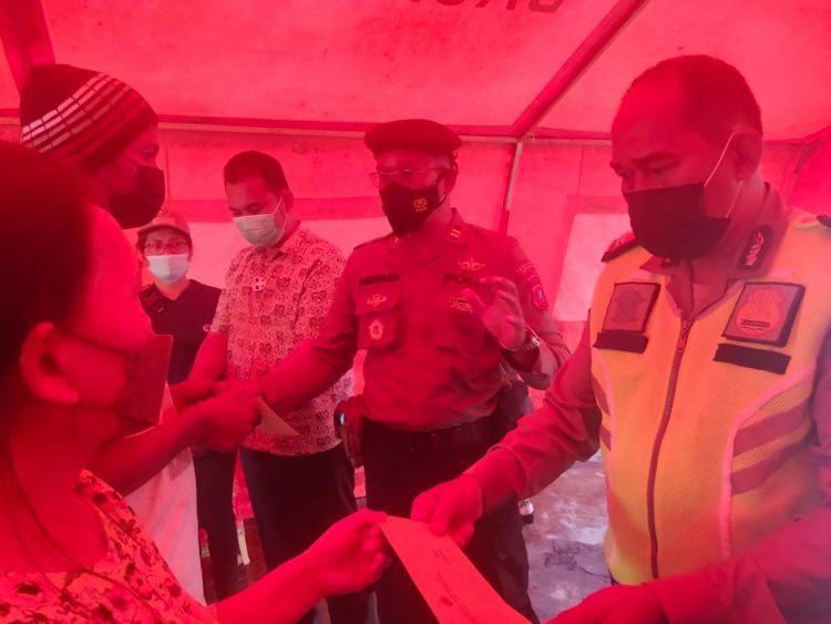 Kapolda Sumut melalui Kapolsek Parapat, IPTU Hosea Ginting, menyampaikan turut prihatin dan memberikan bantuan kepada korban kebakaran yang terjadi pada Kamis (26/08/2021) pagi lalu.