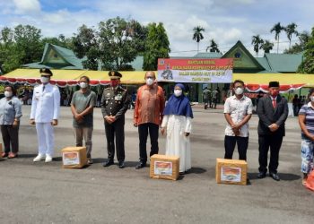 Foto bersama Komandan Korem 022/PT, Kol Inf Parlindungan Hutagalung S.AP, disela – sela menyerahkan bantuan kepada warga kurang mampu, di halaman Makorem  022/Pantai Timur, jalan Sangnaualah Pematangsiantar, Selasa (17/8/2021) pagi tadi.