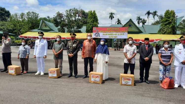 Foto bersama Komandan Korem 022/PT, Kol Inf Parlindungan Hutagalung S.AP, disela – sela menyerahkan bantuan kepada warga kurang mampu, di halaman Makorem  022/Pantai Timur, jalan Sangnaualah Pematangsiantar, Selasa (17/8/2021) pagi tadi.
