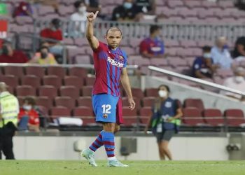 Striker Barcelona, Martin Braithwaite, merayakan gol yang dicetaknya ke gawang Real Sociedad dalam laga Liga Spanyol di Stadion Camp Nou, Senin (16/8/2021). (Foto: REUTERS/Albert Gea)