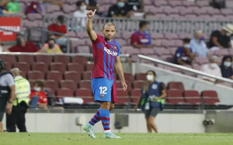 Striker Barcelona, Martin Braithwaite, merayakan gol yang dicetaknya ke gawang Real Sociedad dalam laga Liga Spanyol di Stadion Camp Nou, Senin (16/8/2021). (Foto: REUTERS/Albert Gea)