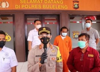 Kapolres Buleleng, AKBP Andrian Pramudianto saat rilis kasus pencabulan anak kandung selama empat tahun. (Foto: istimewa/via Beritabali.com)