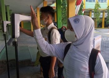 Uji coba pembelajaran tatap muka di SMP Negeri 1 Salam, Senin (30/8/2021). [Suara.com/ Angga Haksoro Ardi]
