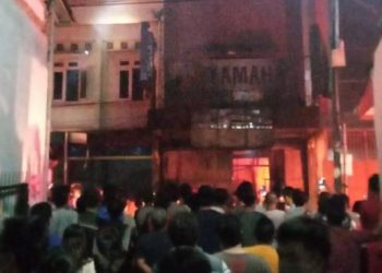 Kebakaran bengkel di jalan Cemara Raya, Cibodas, Kota Tangerang, pada Jumat (6/8/2021) pukul 23.45 WIB [Suara.com/Jehan]