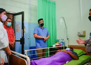 Wali Kota Medan Bobby Nasution dan Kahiyang Ayu menjenguk korban ditembak perampok toko emas di Medan. [Ist]