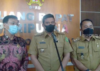 Wali Kota Medan Bobby Nasution saat menjelaskan kondisi terkini penanganan Covid-19. [Suara.com/Muhlis]