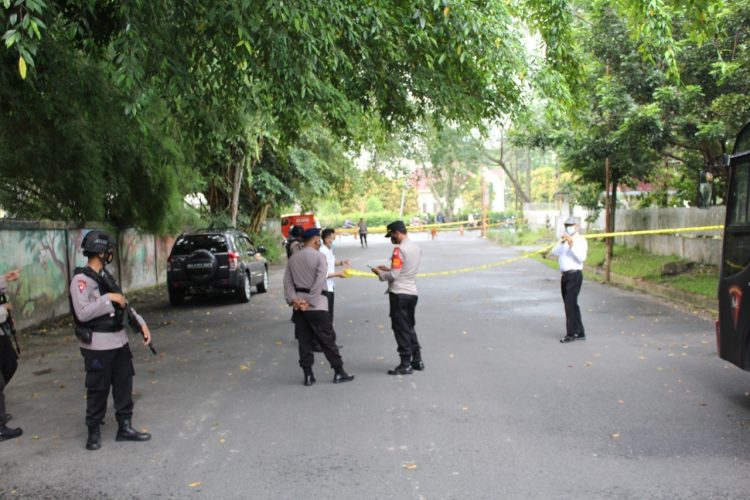 Petugas kepolisian saat melakukan pengamanan di lokasi penemuan tas bertuliskan bom.