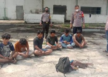 Foto para pelaku curat dan barang bukti yang diamankan Polsek Siantar Martoba.