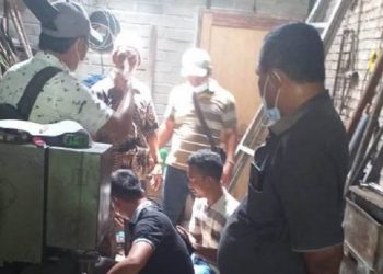 Polisi melakukan olah TKP penemuan mayat tewas tergantung. (Foto: Sindonews).