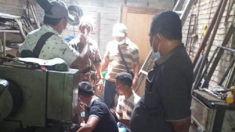 Polisi melakukan olah TKP penemuan mayat tewas tergantung. (Foto: Sindonews).