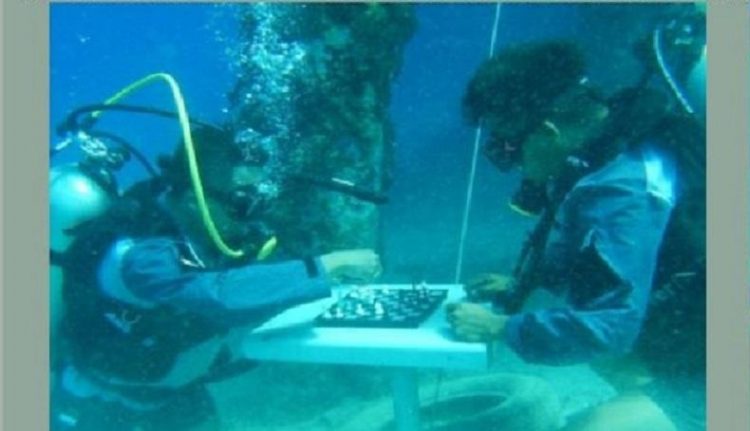 Lanal Melonguane, Sulawesi Utara menggelar perlombaan catur di dasar laut menjelang HUT Kemerdekaan ke-76 RI pada Jumat (6/8/2021).