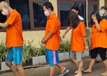 Sindikat pengedar sabu yang merupakan satu keluarga digiring di Polres Cilegon. [Suara.com/Adi Mulyadi]