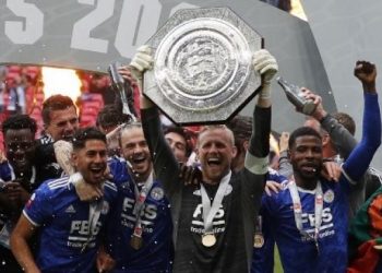 Kapten Leicester City Kasper Schmeichel rayakan kemenangan The Foxes atas Manchester City di ajang Community Shield yang digelar di Stadion Wembley, Sabtu (7/8/2021). [AFP]