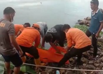 Seorang pemuda tewas tenggelam di Danau Toba, Sumatera Utara, diduga karena tak bisa berenang, Jumat (13/8/2021) sore. (Foto: iNews/Aries Fernando)