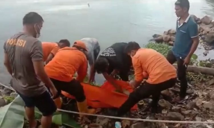 Seorang pemuda tewas tenggelam di Danau Toba, Sumatera Utara, diduga karena tak bisa berenang, Jumat (13/8/2021) sore. (Foto: iNews/Aries Fernando)