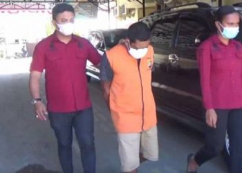Polisi mengamankan dukun palsu di Mamuju. (Foto: Sindonews).