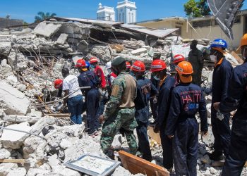 Anggota tim penyelamat dan perlindungan membersihkan puing-puing sebuah rumah setelah gempa di Les Cayes, Haiti, 15 Agustus 2021. (Foto: REUTERS)