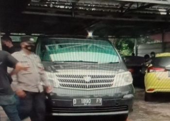 Jasad korban Tuti dan anaknya ditemukan dalam bagasi mobil Alphard di Jalancagak, Subang. (Foto: iNewsTv/Yudy Heryawan Juanda)