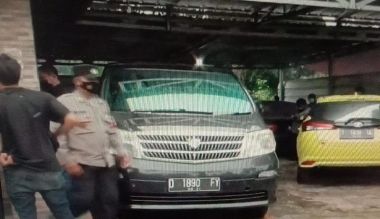 Jasad korban Tuti dan anaknya ditemukan dalam bagasi mobil Alphard di Jalancagak, Subang. (Foto: iNewsTv/Yudy Heryawan Juanda)
