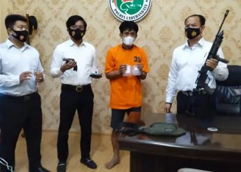 Foto pelaku memegang barang bukti sabu saat diamankan di Polres Labuhanbatu.
