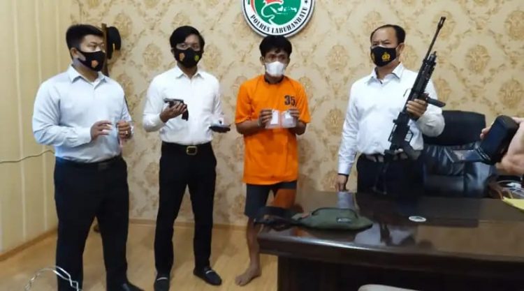Foto pelaku memegang barang bukti sabu saat diamankan di Polres Labuhanbatu.