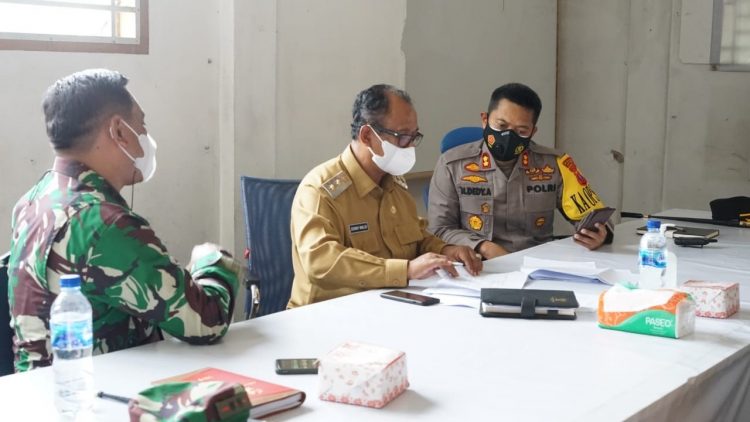 Polres Simalungun menggelar rapat koordinasi (Rakor) bersama unsur Forkopimda Kabupaten Simalungun, di Ruang Rapat Gugus Tugas Penanganan Covid-19 Kabupaten Simalungun, jalan Asahan, Kecamatan Siantar, Kabupaten Simalungun, Senin (9/8/2021), pukul 14.00 WIB.