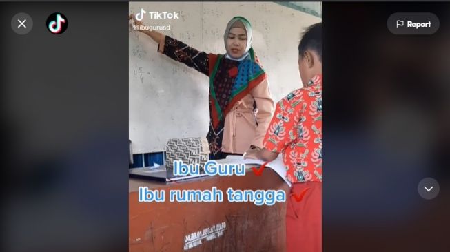 Ngajar Sambil Bawa Bayi, Perjuangan Guru Dapat Sorotan Warganet. (Dok: TikTok/ibugurusd)