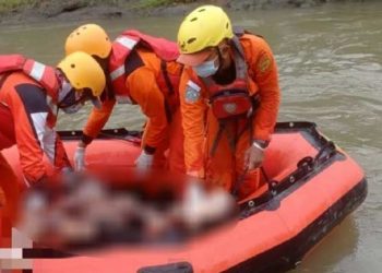 Tim SAR gabungan melakukan evakuasi terhadap jasad remaja yang hanyut di Sungai Bingei. [Ist]
