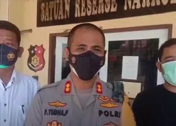 Kapolres Asahan AKBP Putu Yudha Prawira saat memberikan keterangan soal kasus narkoba anggota DPRD Labura. (Foto: iNews/Ulil Amri)