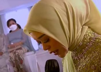 Lesti Andryani menangis memohon maaf pada kedua orang tuanya di acara sungkeman. (Foto: YouTube)