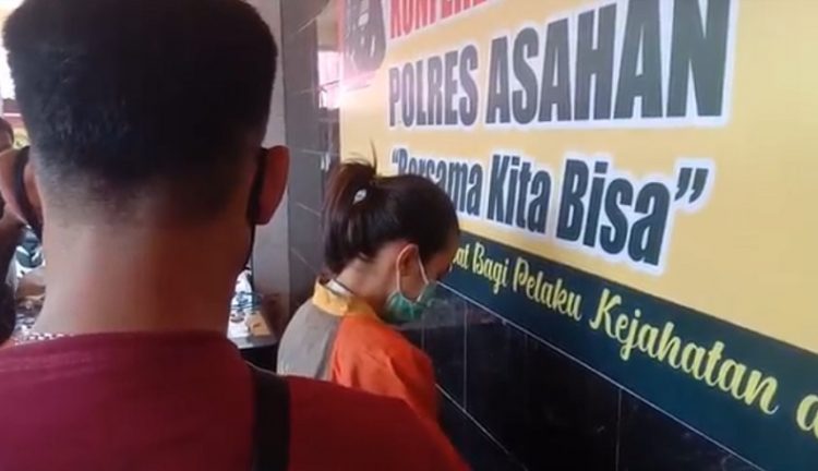 Polisi menangkap VP (18), ibu pembuang bayi di Asahan karena ingin menutupi aib hamil di luar nikah. (Foto: iNews/Ulil Amri)