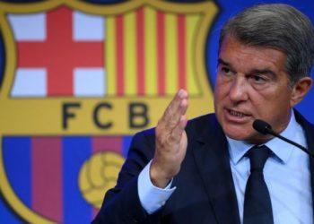 Presiden Barcelona, Joan Laporta dalam konferensi pers di Stadion Camp Nou, Senin (16/8/2021) malam WIB. [LLUIS GENE / AFP]