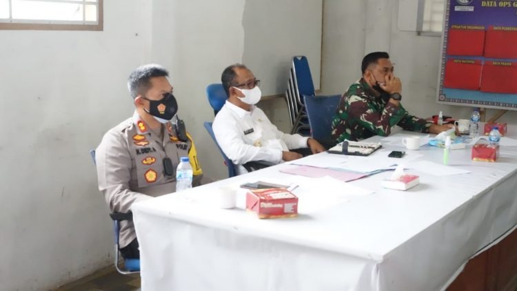Wakil Bupati Simalungun, H Zonny Waldi SSos MM bersama Kapolres, AKBP Nocolas Dedi Arifianto SH SIK MH dan Dandim 0207/Simalungun, Letkol Rolly Souhoka SIP, saat memimpin rapat koordinasi