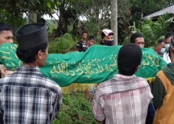 Jenazah siswi SMK yang meninggal diduga akibat infeksi pasang kawat gigi saat hendak dimakamkan di Kelurahan Batunadua Julu, Kota Padangsidimpuan. (Foto: SINDOnews/Zia Nasution)