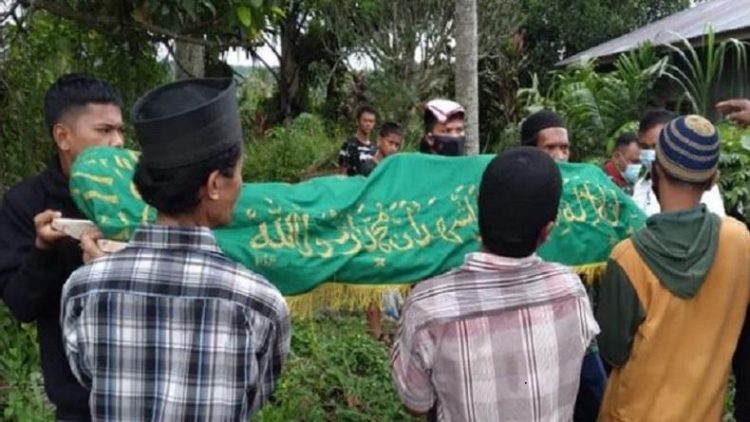 Jenazah siswi SMK yang meninggal diduga akibat infeksi pasang kawat gigi saat hendak dimakamkan di Kelurahan Batunadua Julu, Kota Padangsidimpuan. (Foto: SINDOnews/Zia Nasution)