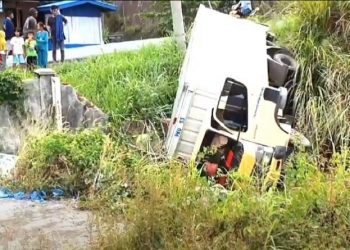 Kondisi mobil boks yang kecelakaan tunggal di Jalinsum Padangsidimpuan dan membuat sopir serta kernet terluka. (Foto: iNews/Ahmad Husein Lubis)