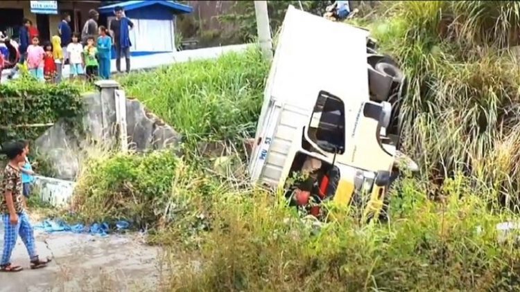 Kondisi mobil boks yang kecelakaan tunggal di Jalinsum Padangsidimpuan dan membuat sopir serta kernet terluka. (Foto: iNews/Ahmad Husein Lubis)