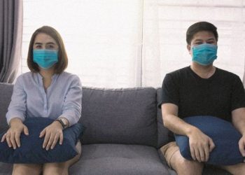 Ilustrasi - Warga terinfeksi COVID-19 menjalani isolasi mandiri.